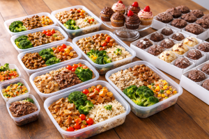 7 Ideias de Negócio Para Começar Com Pouco Dinheiro 1 marmitas caseiras para venda negócio com pouco dinheiro - Fonte: Imagem gerada por IA (DALL·E / ChatGPT)