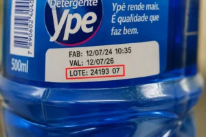 Detergente Neutro Ypê: Produtos Afetados e Riscos 1 O número do lote normalmente fica próximo da validade do produto. - Fonte: Imagem gerada por IA (DALL·E / ChatGPT)