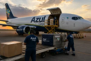 Azul4 Cotação Hoje: Vale a Pena Comprar ou Vai Cair Mais? 2 Aeronave da Azul Linhas Aéreas em operação de descarregamento de cargas em aeroporto regional, destacando a receita auxiliar da companhia. - Fonte: Imagem gerada por IA (DALL·E / ChatGPT)